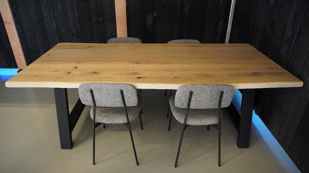 Houten eettafel met 4 bijpassende stoeltjes, Ophalen, 100 tot 150 cm, 200 cm of meer, Zo goed als nieuw