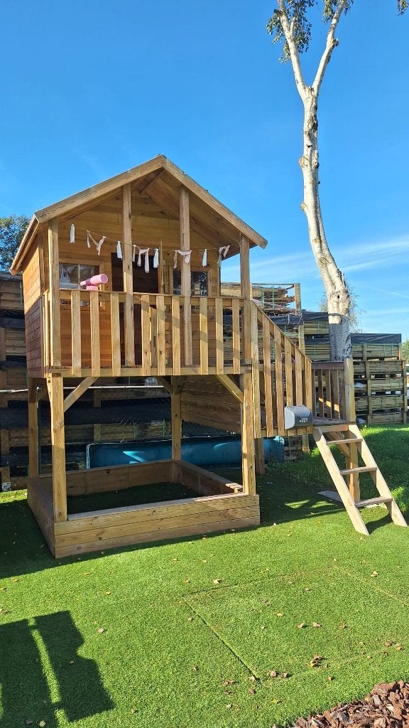 NIEUW SHOWMODEL groot houten speelhuis met 2 platformen, Ophalen, Zo goed als nieuw, Hout
