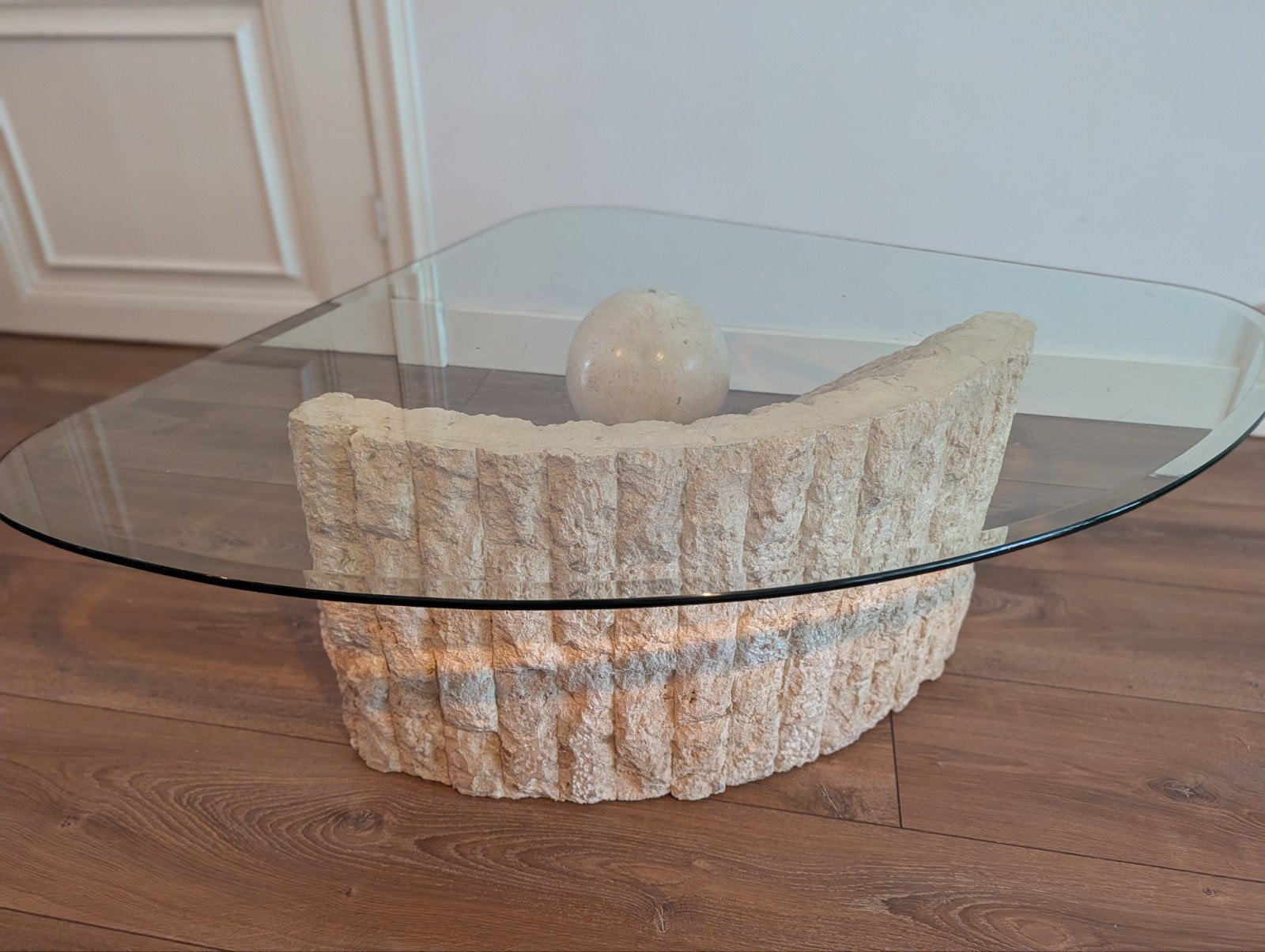 Unieke salontafel met glazen blad en stenen voet, 100 tot 150 cm, Zo goed als nieuw, Overige vormen, Modern, Uniek, Artistiek