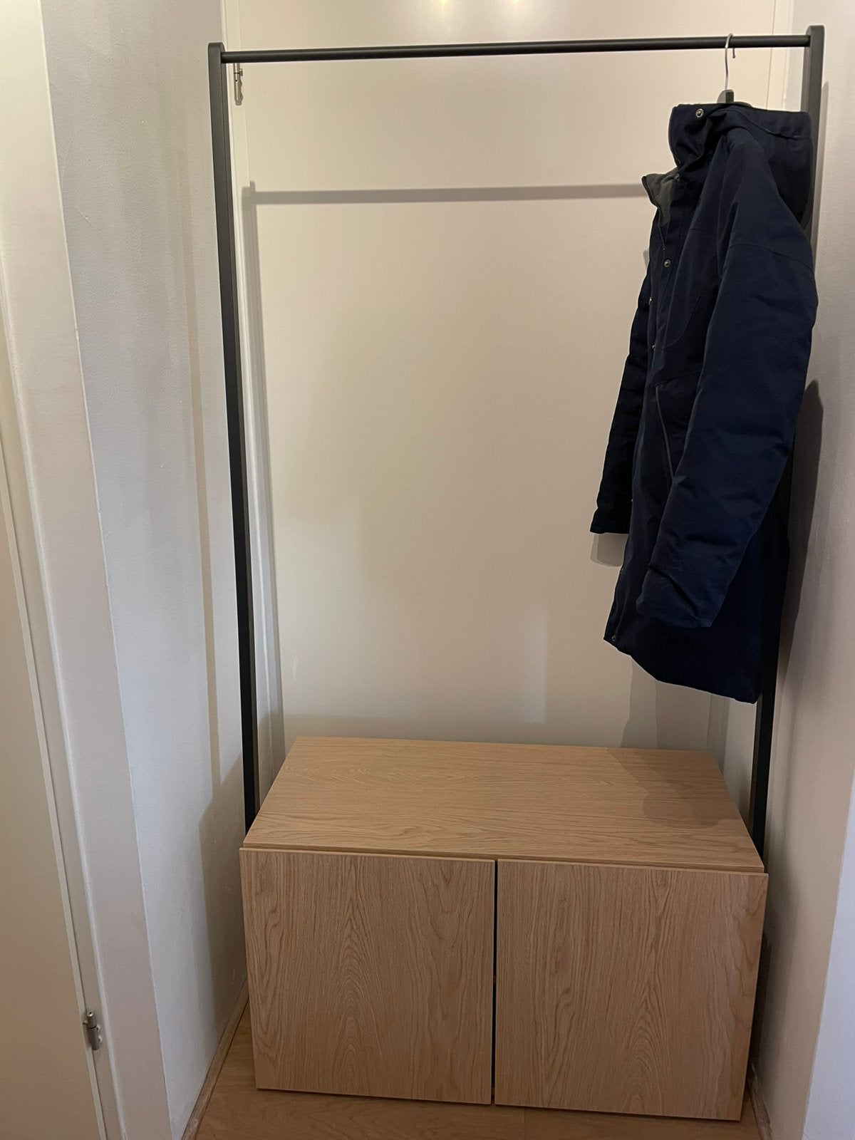 Clothing hangar with chest with 2 doors, Ophalen, Zo goed als nieuw