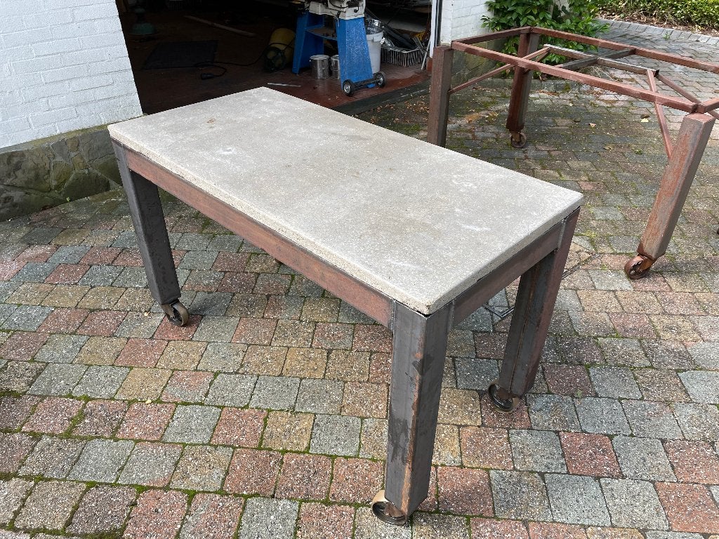 Vintage/industriële eettafel metaal met betonnen blad, Ophalen, 100 tot 150 cm, Nieuw, 50 tot 100 cm