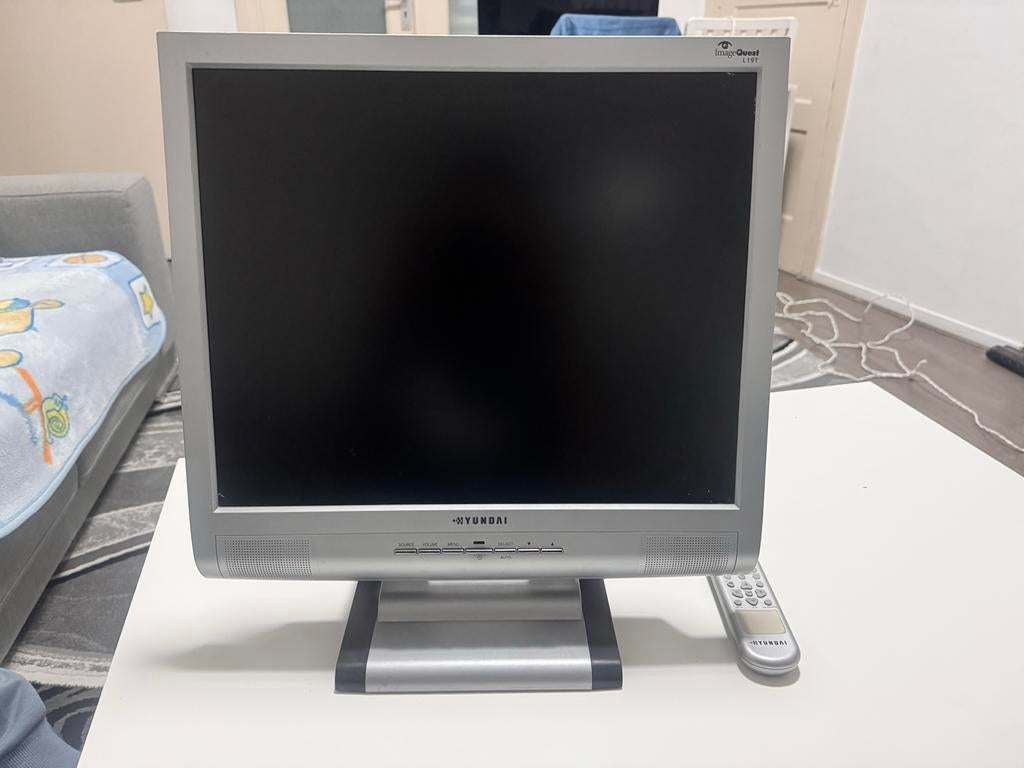 Hyundai ImageQuest L70S 17-inch Monitor met Afstandsbedienin, Ophalen, VGA, Ingebouwde speakers, 60 Hz of minder