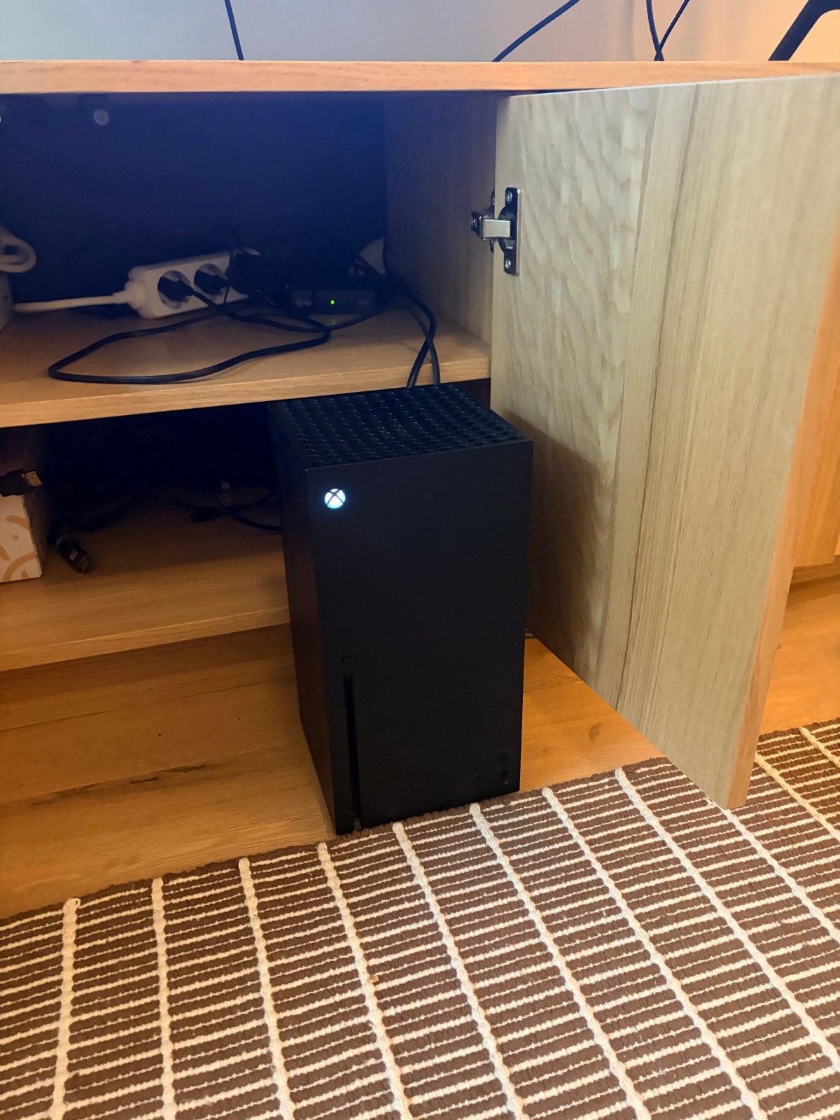 Foto 8 van Xbox Series X 1TB met 3 controllers en 6 spellen
