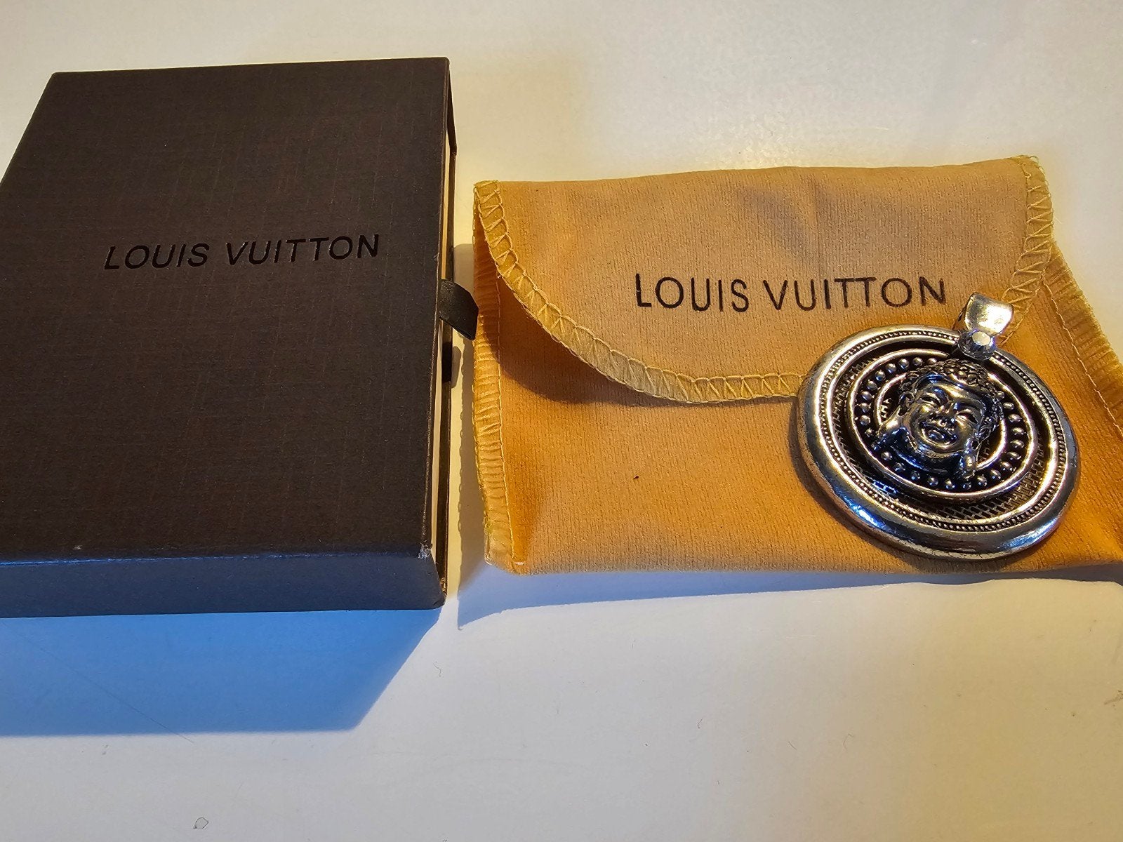 LOUIS VUITTON; MOOIE BOEDDHA HANGER € 55,-, Ophalen of Verzenden, Zo goed als nieuw, Goud, Overige materialen
