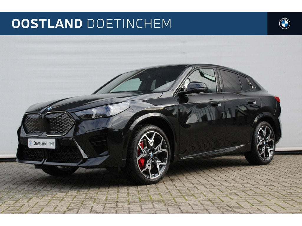 BMW iX2 xDrive30 M Sport / Panoramadak / Trekhaak / Sportsto, Auto's, BMW, Automaat, IX2, Zwart, Zwart