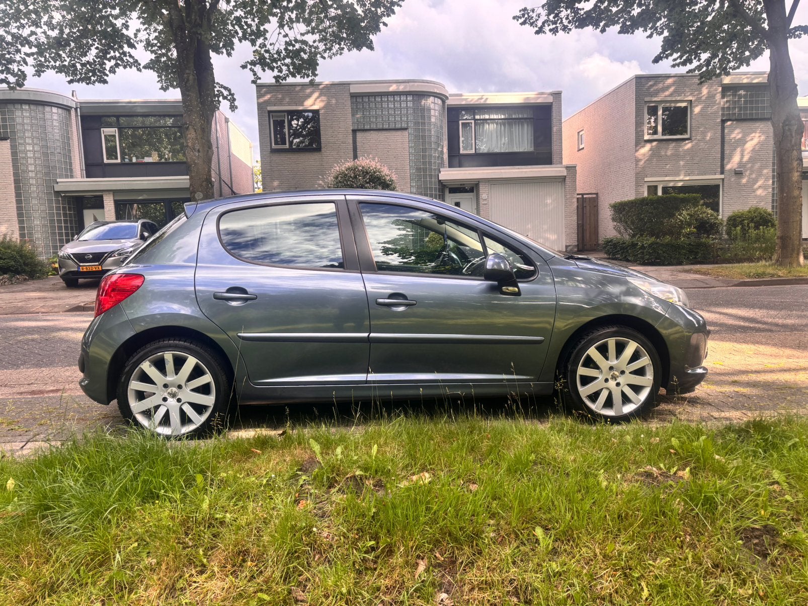 Peugeot 207 1.4 16V 5DRS 2006 Grijs nieuwe apk full options, Voorwielaandrijving, Stof, 1360 cc, Zwart