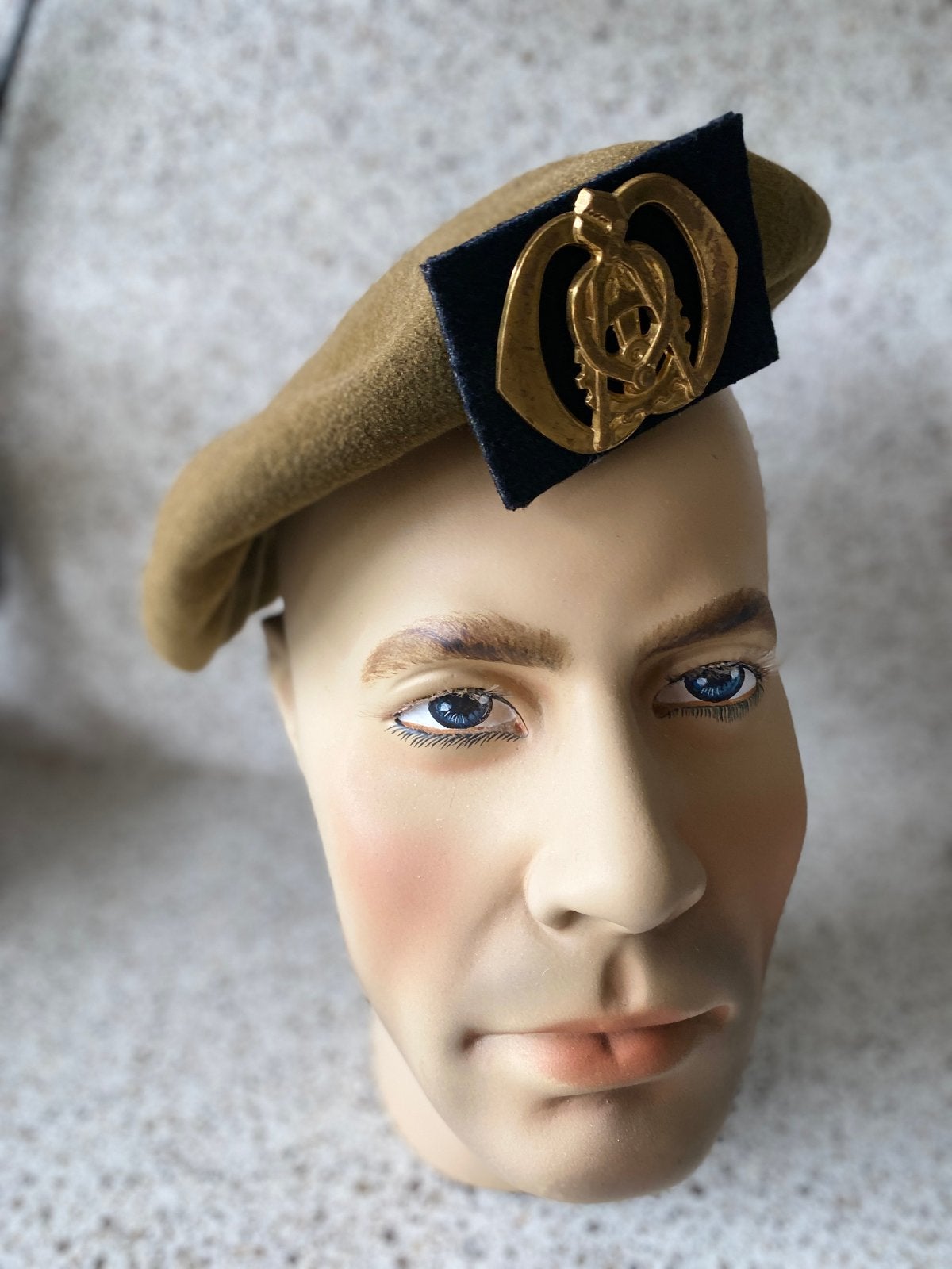 Baret Technische Dienst met 'Je Maintiendrai' embleem, Ophalen of Verzenden, Landmacht, Nederland, Helm of Baret