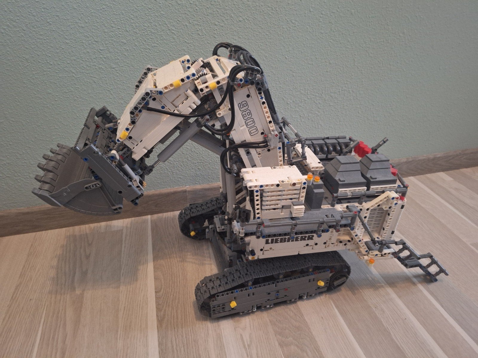 Foto 3 van Lego Technic Liebherr R 9800 Graafmachine (42100)