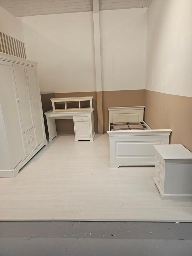 Chateau ledikant 90x200, nachtkastje, bureau, 3 deurskast, Ophalen, Zo goed als nieuw, Eenpersoons