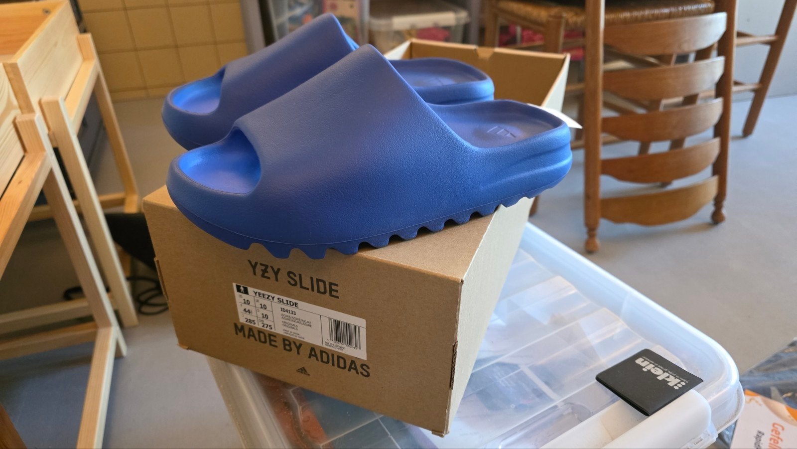 Yeezy Slides Azure - Maat 44,5, Slippers, Blauw, Nieuw, Ophalen of Verzenden