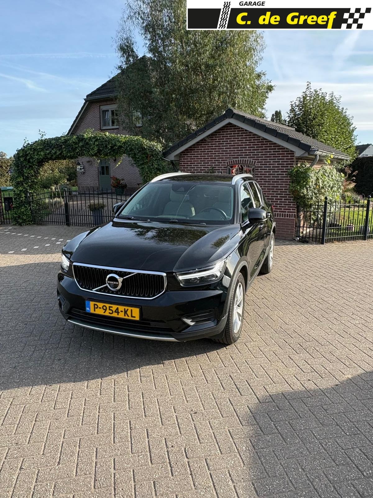 Volvo XC40 2.0 T4 Momentum, Auto's, Euro 6, Zwart, SUV of Terreinwagen, Geïmporteerd