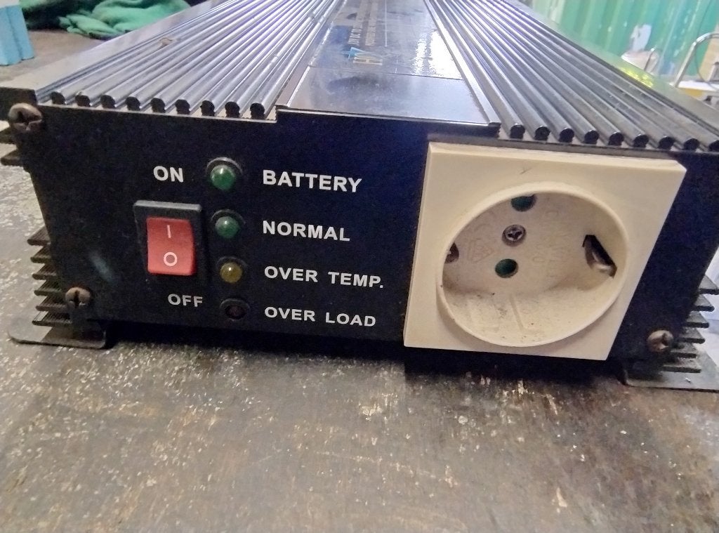 Omvormer 12V dc - 230V AC 600W + lader, Ophalen of Verzenden, Gebruikt