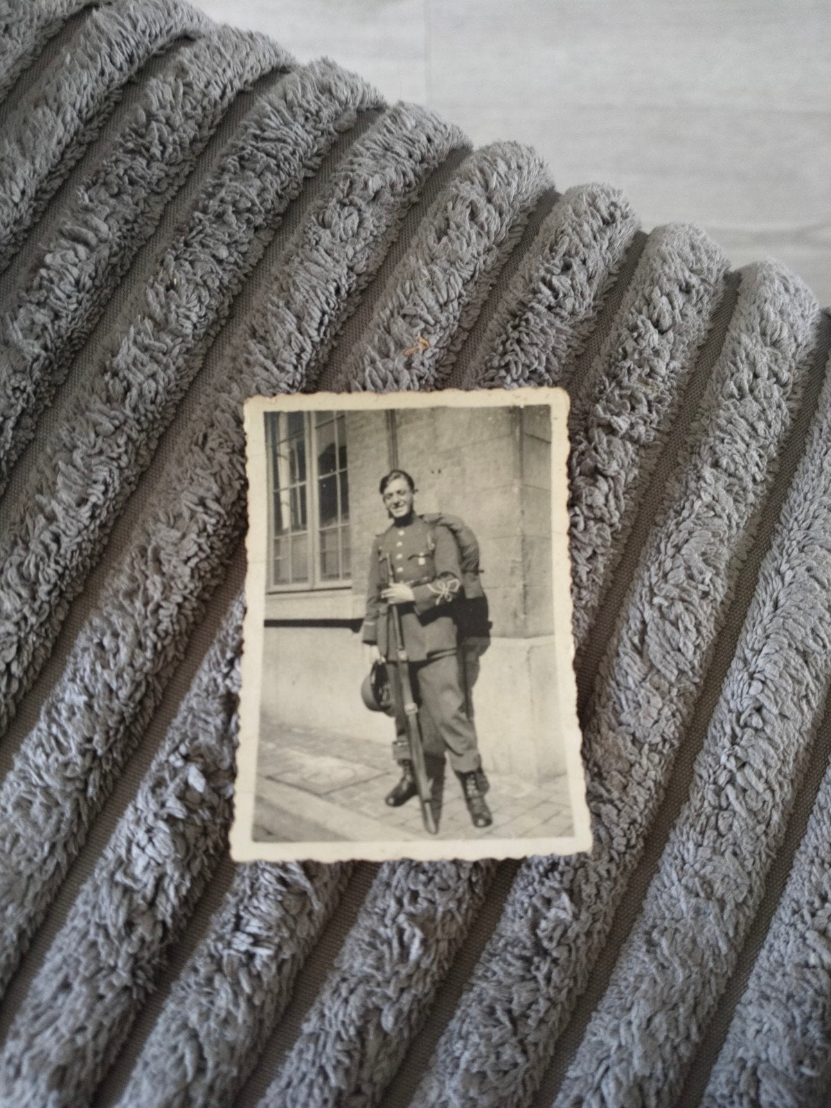 Zwart-wit foto van een soldaat met geweer, Gebruikt, Foto, Ophalen of Verzenden, Voor 1940