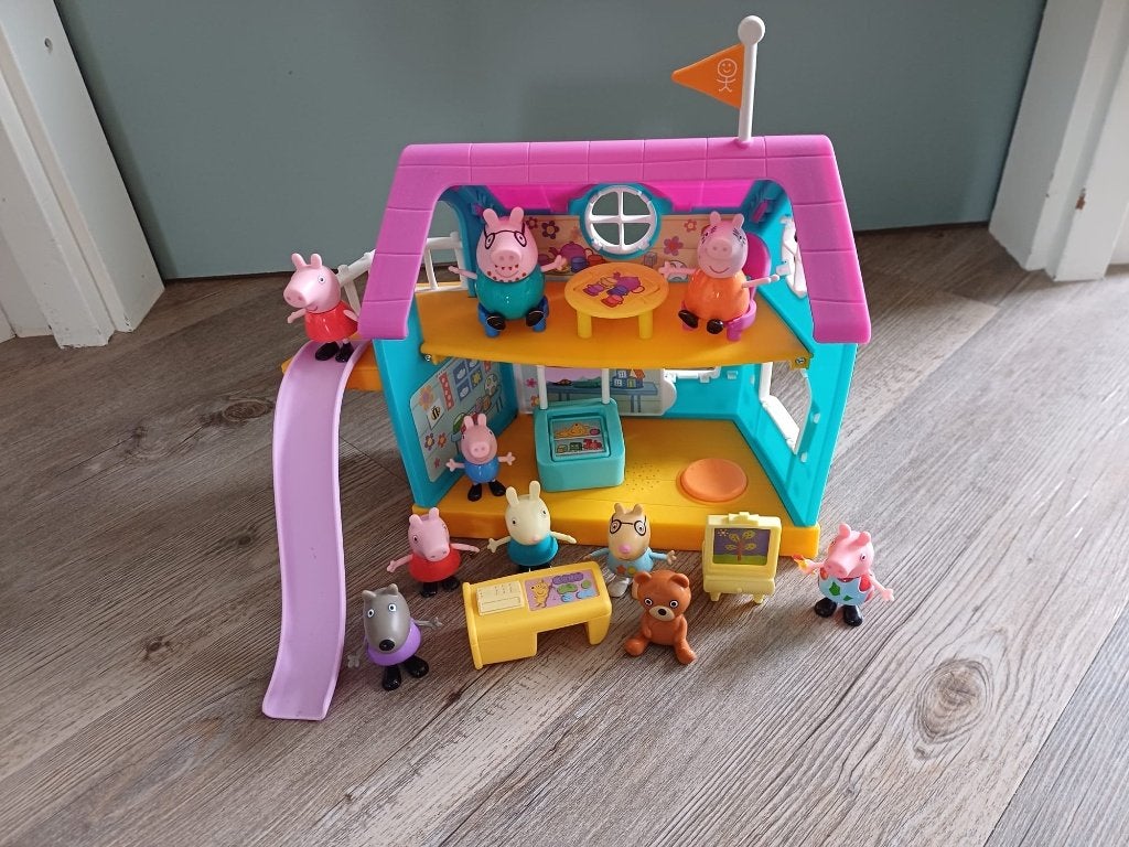 peppa pig clubhuis + 9 figuren & meubels big speelhuis huis, Kinderen en Baby's, Ophalen of Verzenden, Gebruikt, Poppenhuis