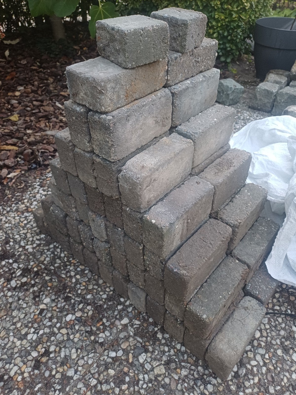Gratis klinkers (+- 86 stuks), Tuin en Terras, Ophalen of Verzenden, Gebruikt, Beton, Klinkers