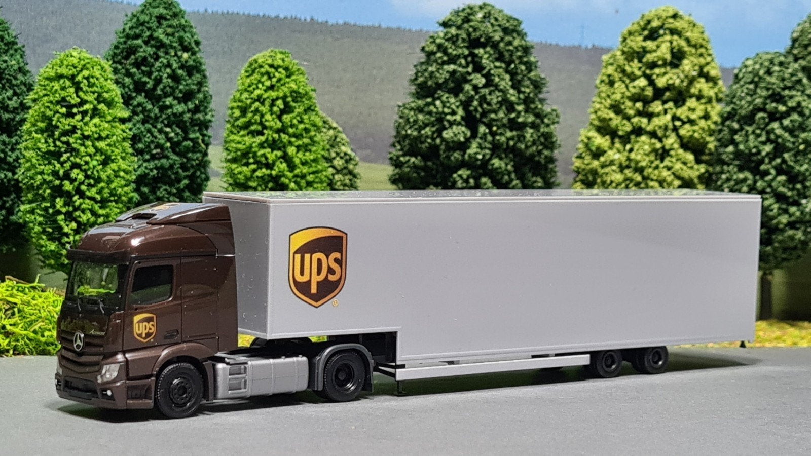198 Herpa 1:87 UPS Mercedes Actros volume kastenoplegger, Ophalen of Verzenden, Nieuw, Bus of Vrachtwagen, Herpa