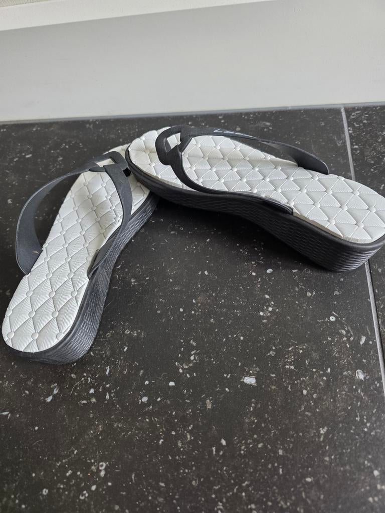 Leuke slippers - sloffen - sport ( nieuw)bijna gratis), Kleding | Dames, Schoenen, Ophalen of Verzenden, Nieuw, Pantoffels of Sloffen