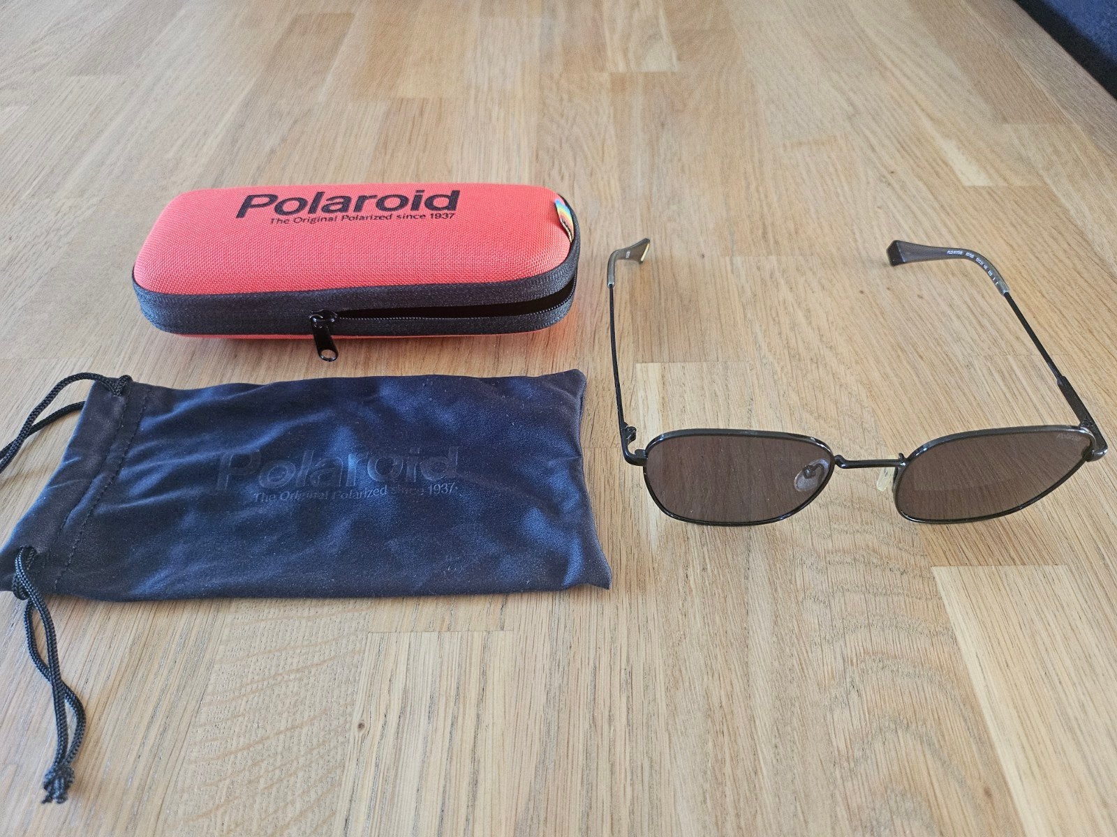 Polaroid Zonnebril met etui en zakje, Sieraden, Tassen en Uiterlijk, Overige merken, Zonnebril, Zwart, Ophalen of Verzenden