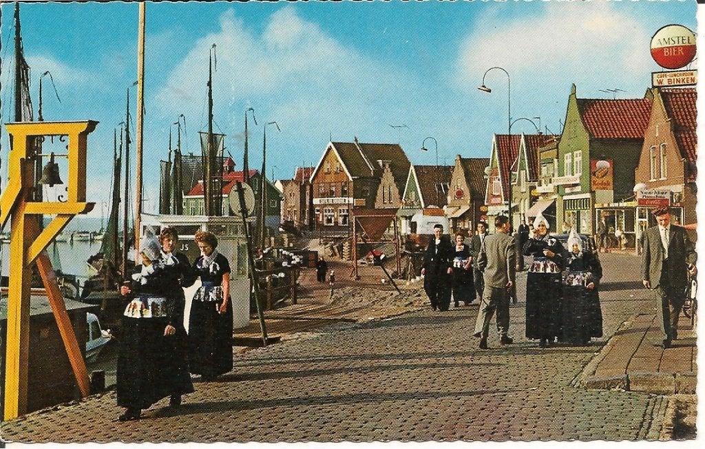 Oude ansichtkaart Volendam met klederdracht en haven, Ophalen of Verzenden, 1960 tot 1980, Gelopen, Noord-Holland