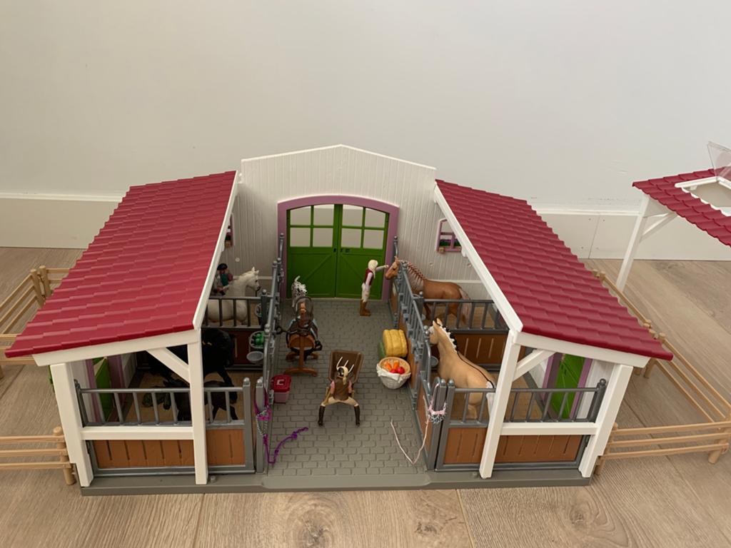 Schleich paarden manege met extra's - Zeer compleet!, Ophalen, Zo goed als nieuw, Meisje