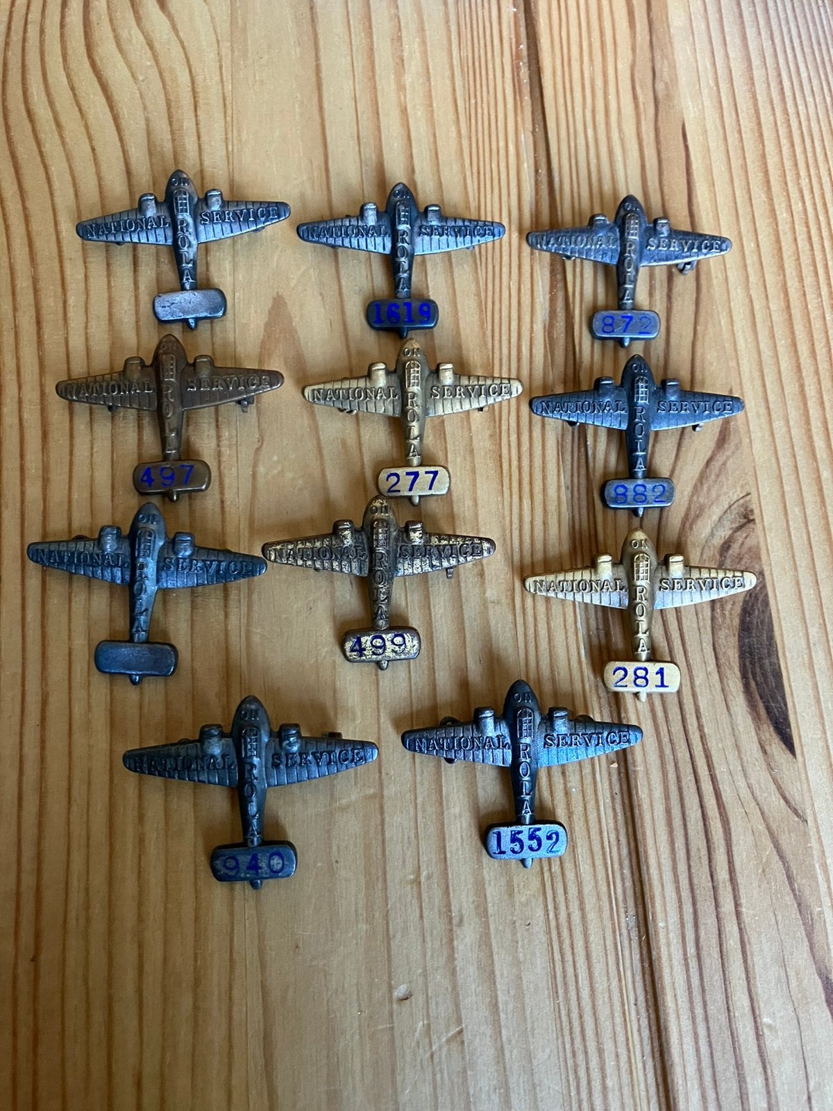 Set van 12 speldjes Rola national service vliegtuigen, Ophalen of Verzenden, Zo goed als nieuw, Kaart, Foto of Prent
