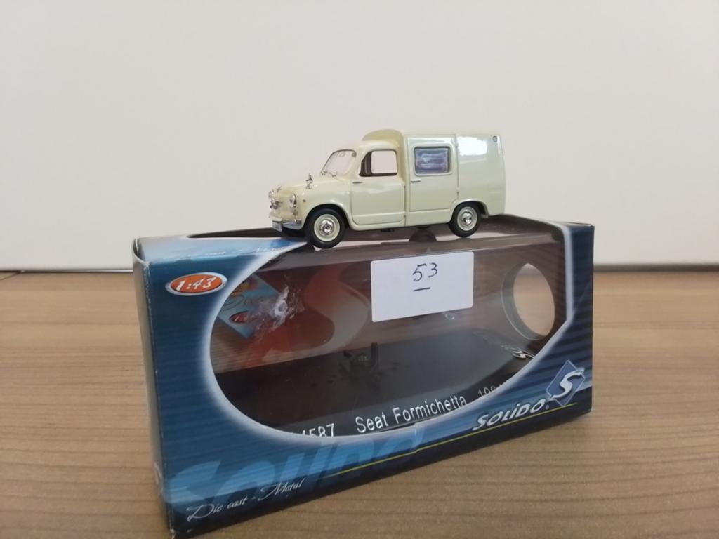 Solido.  SEAT FORMICHETTA. 1964. crème., Ophalen of Verzenden, Zo goed als nieuw, Auto, Solido
