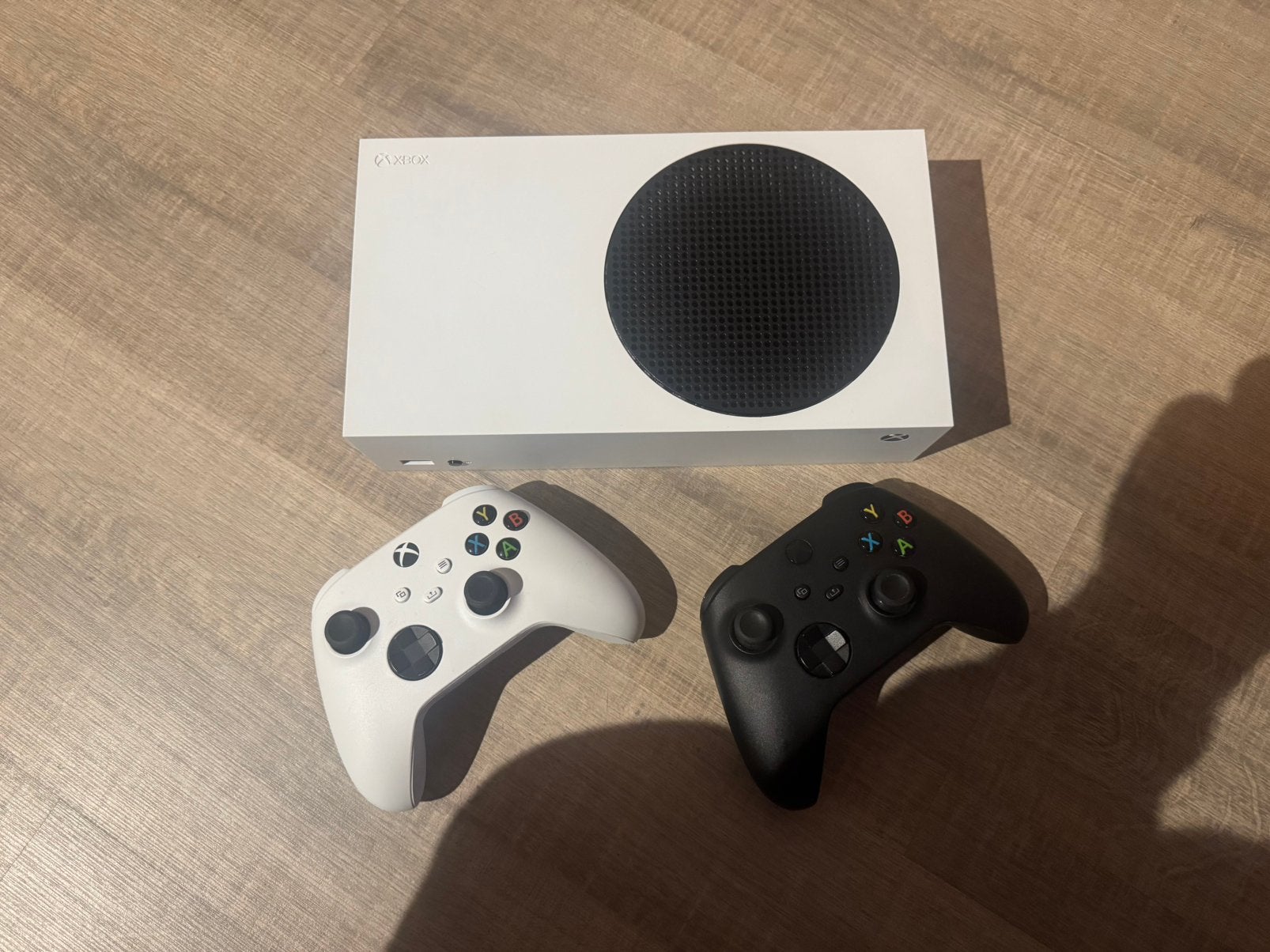 Foto 2 van Xbox series S 512GB + 2 controllers