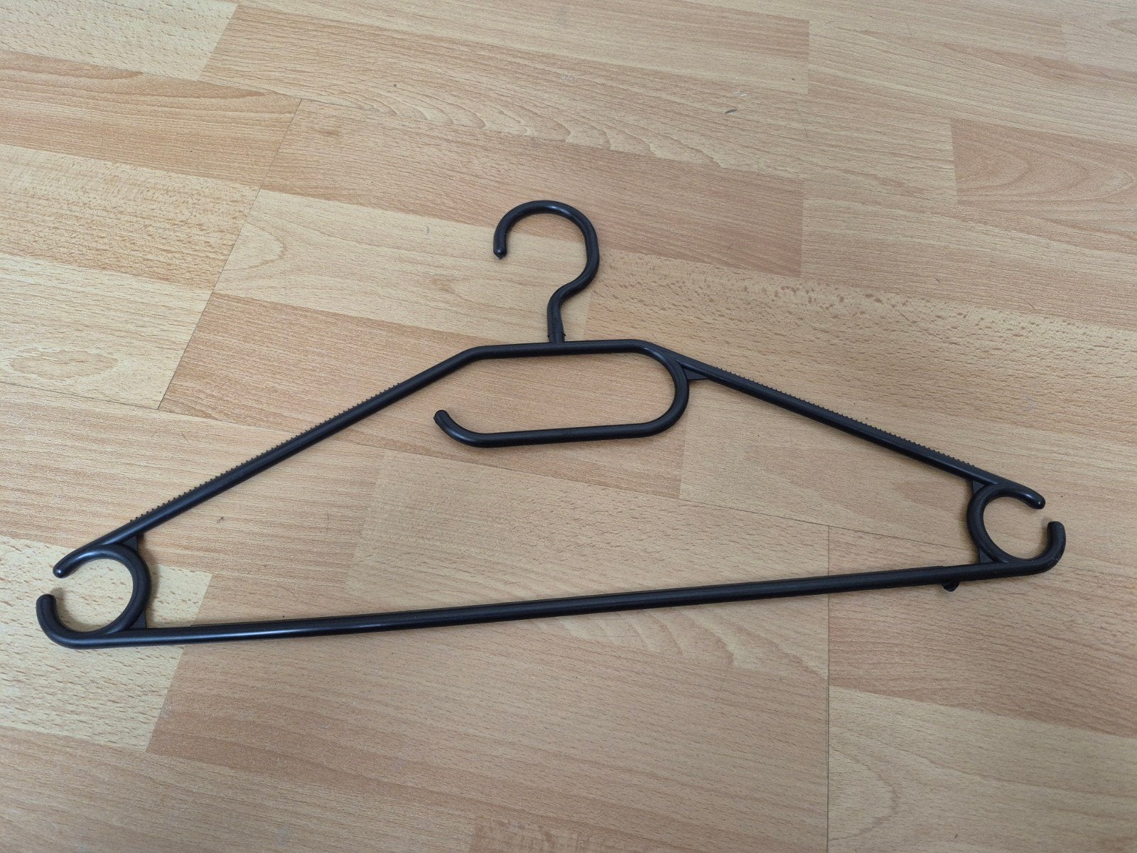 60x Plastic Zwarte Kleerhanger Kledinghanger, Ophalen of Verzenden, Zo goed als nieuw, Kunststof, Kinderen en Volwassenen