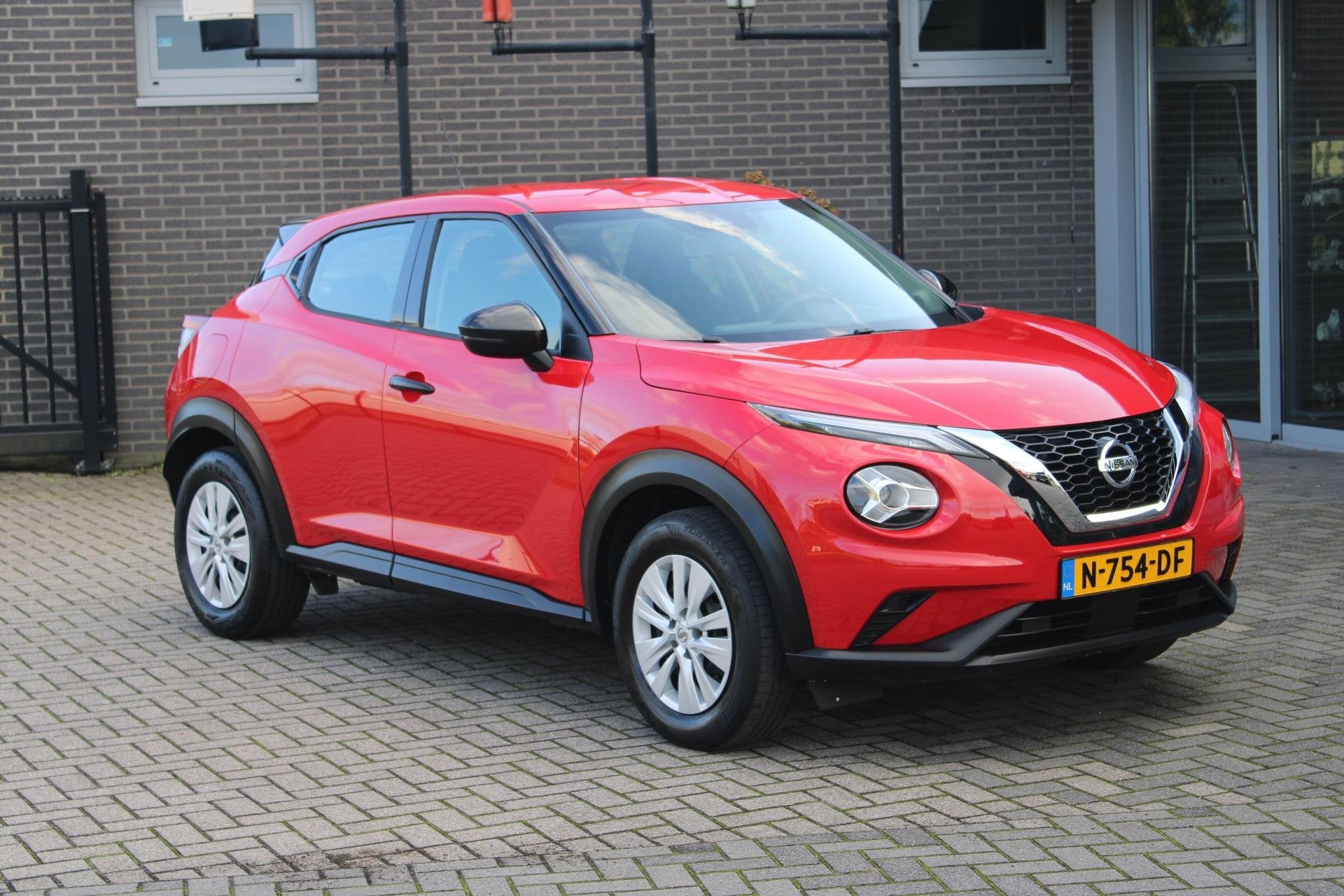 Nissan Juke 1.0 DIG-T Visia Airco/Cruise/Led/NL auto!, Auto's, Voorwielaandrijving, Stof, Euro 6, Origineel Nederlands