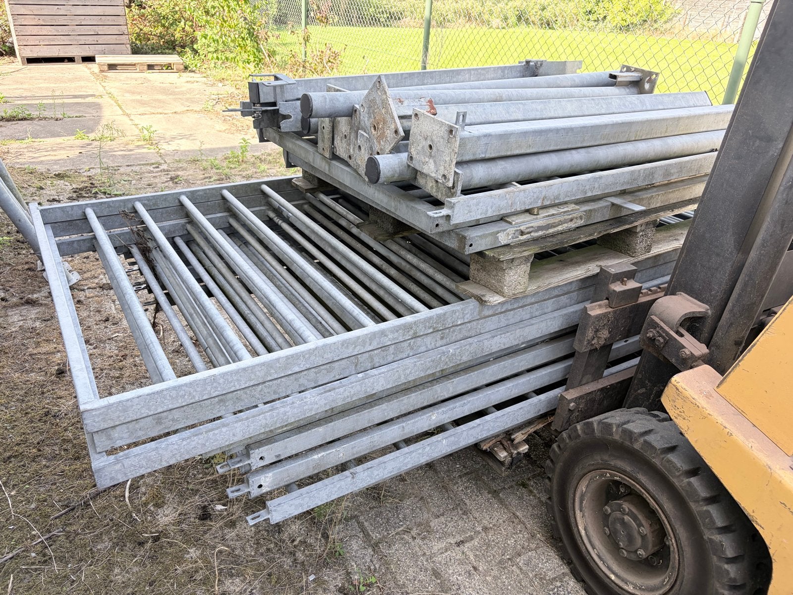 Gegalvaniseerde hekwerkdelen en palen - Gebruikt, Tuin en Terras, Ophalen, Gebruikt, IJzer, Spijlenhekwerk