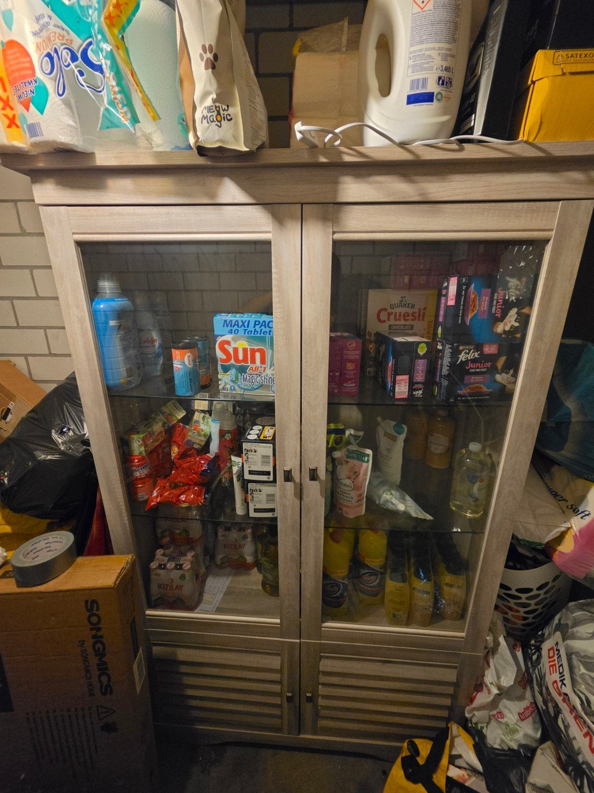 Glazen vitrinekast met deuren en planken, Glas, Modern, 150 tot 200 cm, 25 tot 50 cm