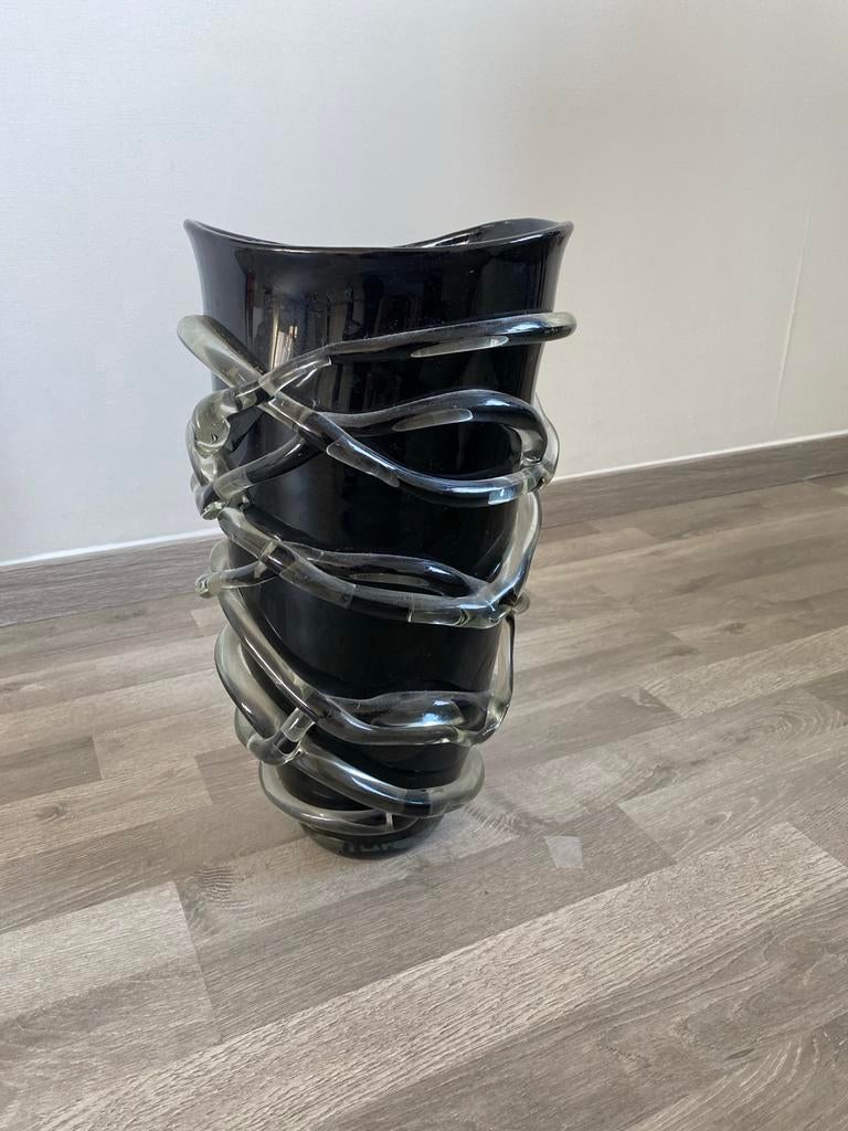 Grote zwarte vaas met decoratieve glazen banden - 40 cm hoog, Ophalen, Gebruikt, Zwart, Glas