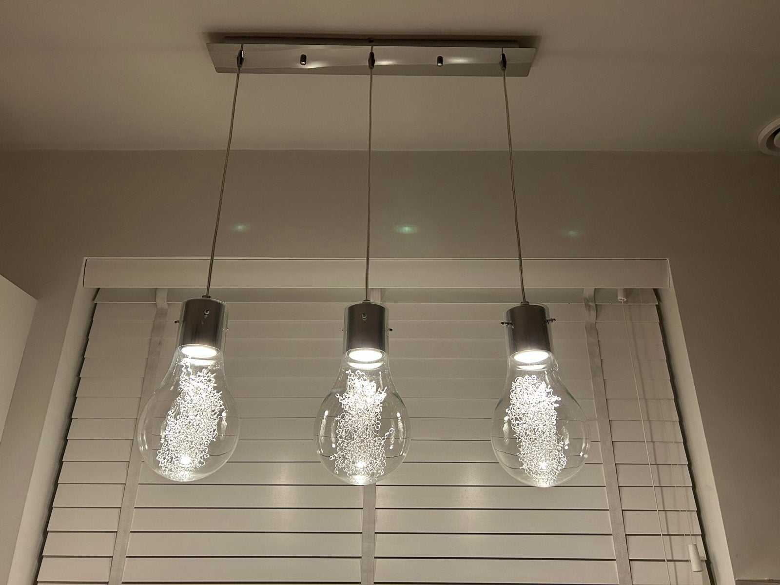 Moderne hanglamp met 3 glazen bollen en sprankelende vulling, Ophalen, Zo goed als nieuw, Glas, E27 (groot)