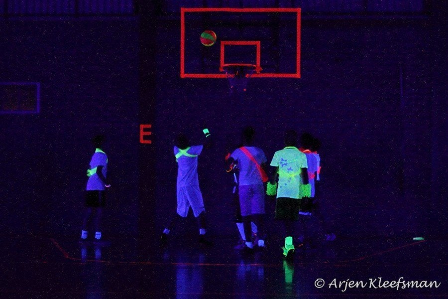 Foto 6 van Basketbal in blacklight glow in the dark LED UV neon spots