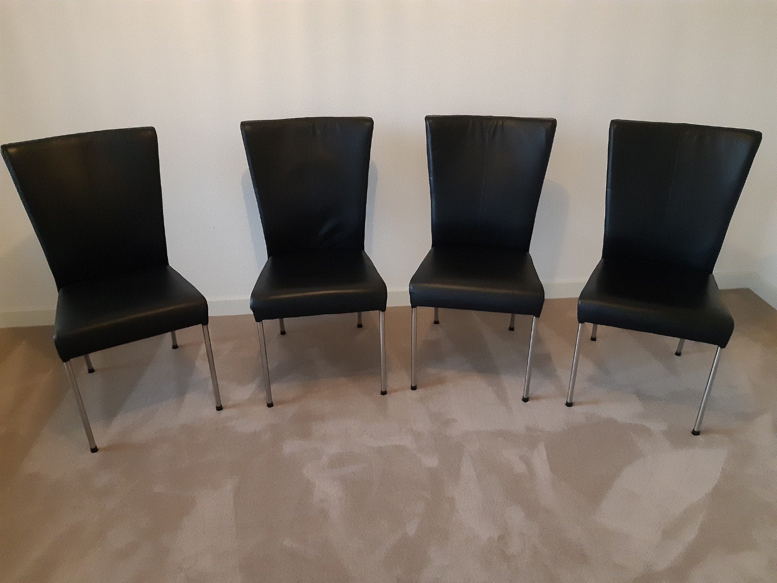 Set van 4 zwarte leren eetkamerstoelen met metalen poten, Ophalen, Zwart, Zo goed als nieuw, Vier