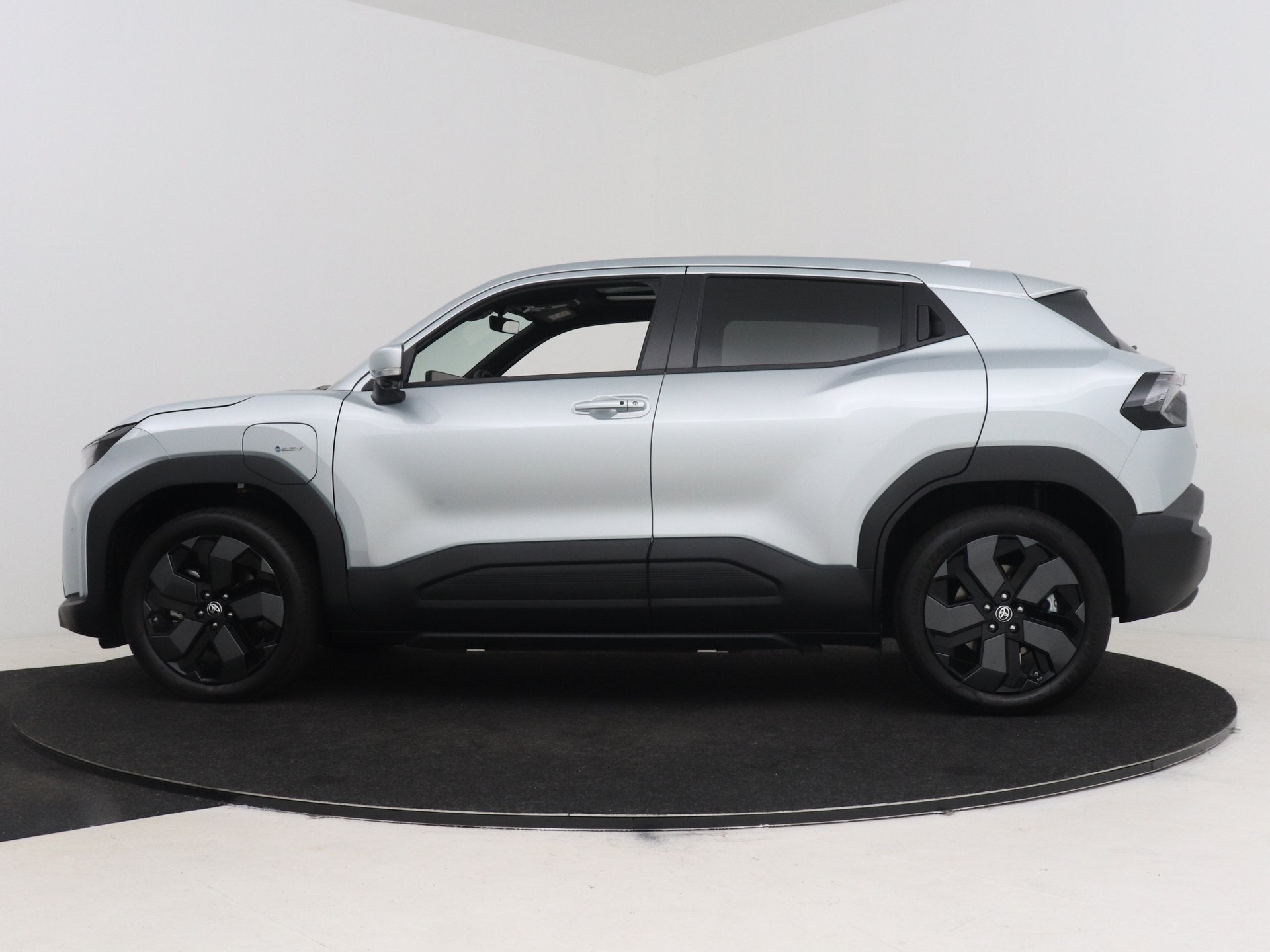 Toyota Urban Cruiser Executive 61 kWh 0001562788 (bj 2026), Auto's, Zwart, Leder en Stof, Urban Cruiser, Nieuw