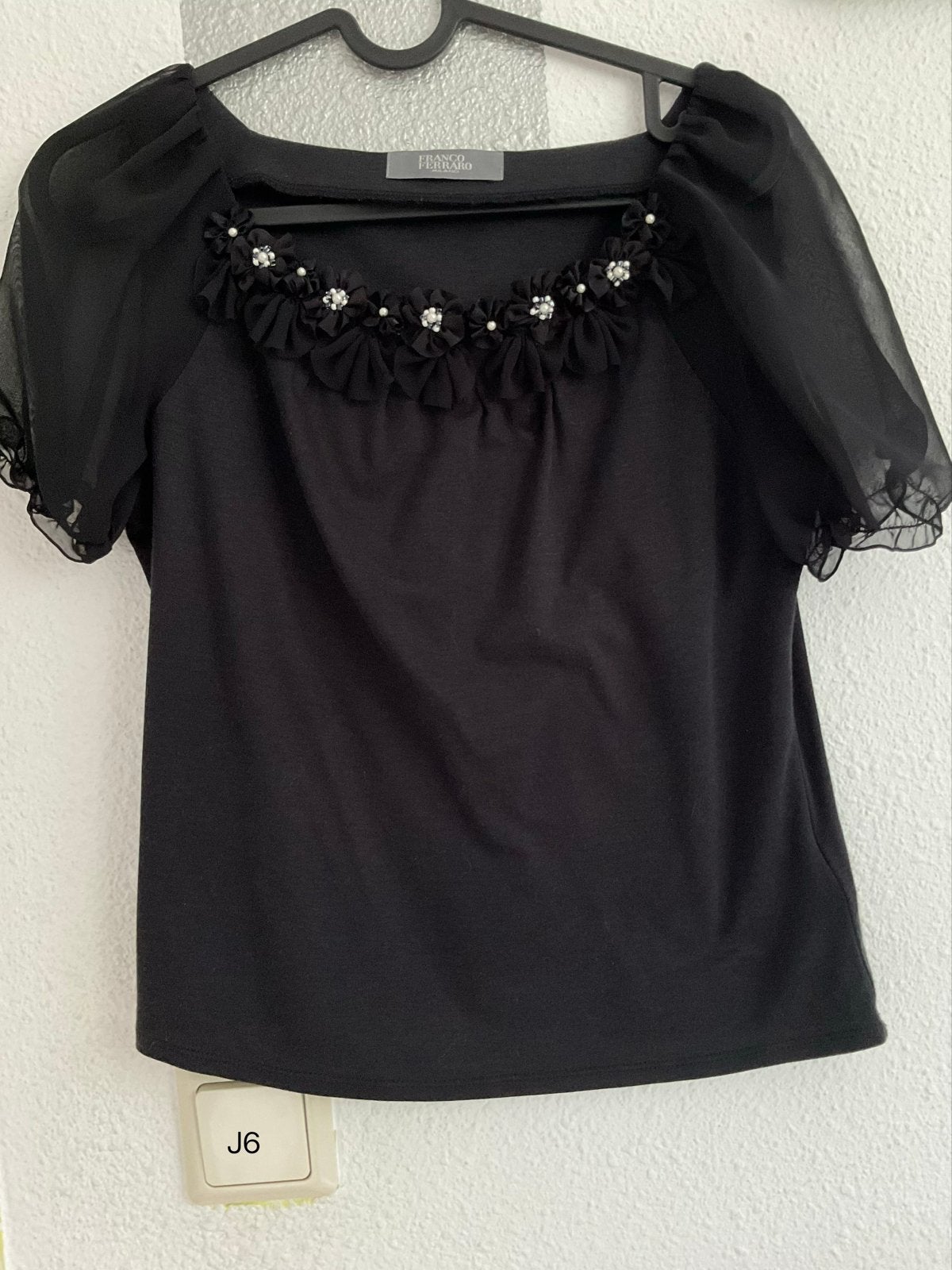 Franco Ferraro Milan Elegante Zwarte Blouse met Bloemen, Kleding | Dames, T-shirts, Zo goed als nieuw, Maat 38/40 (M), Zwart, Korte mouw