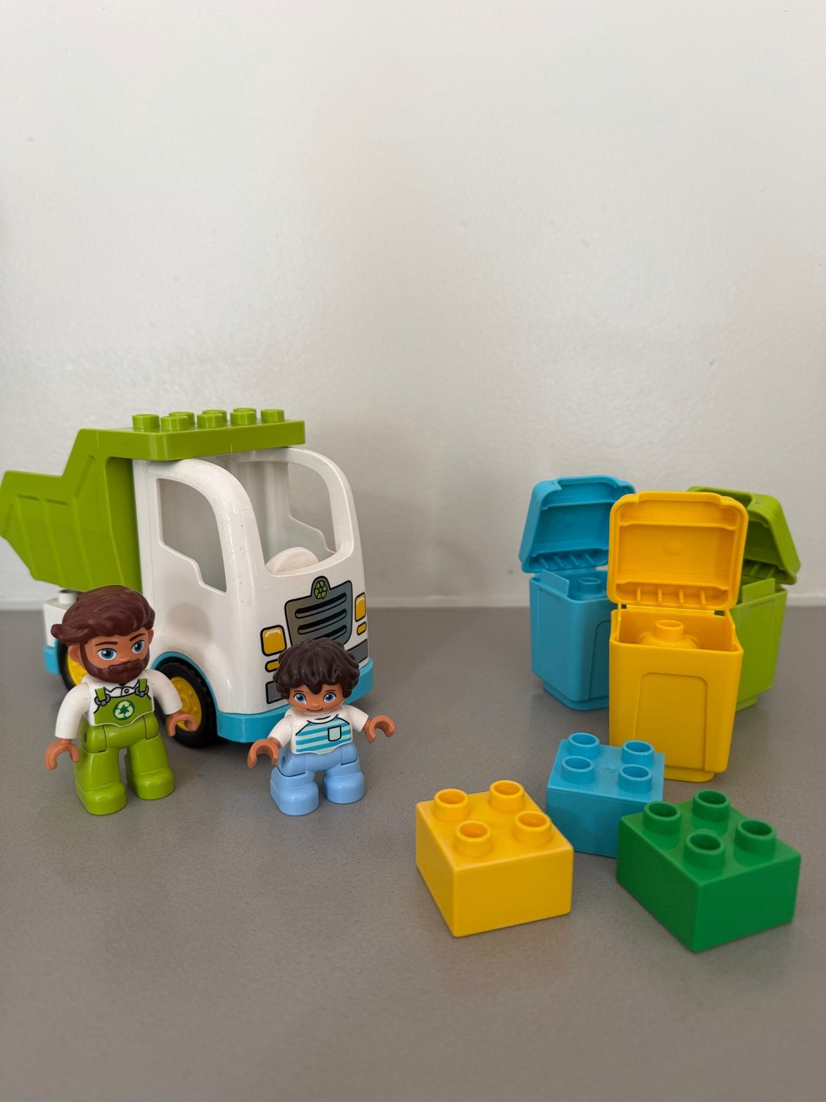 10945 LEGO Duplo Vuilniswagen met 2 poppetjes en afvalbakken, Kinderen en Baby's, Inclusief minifiguren, Ophalen of Verzenden