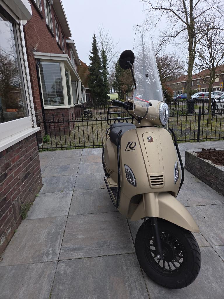 Goed onderhouden brommer, Ophalen, Zo goed als nieuw, LA SOURIS