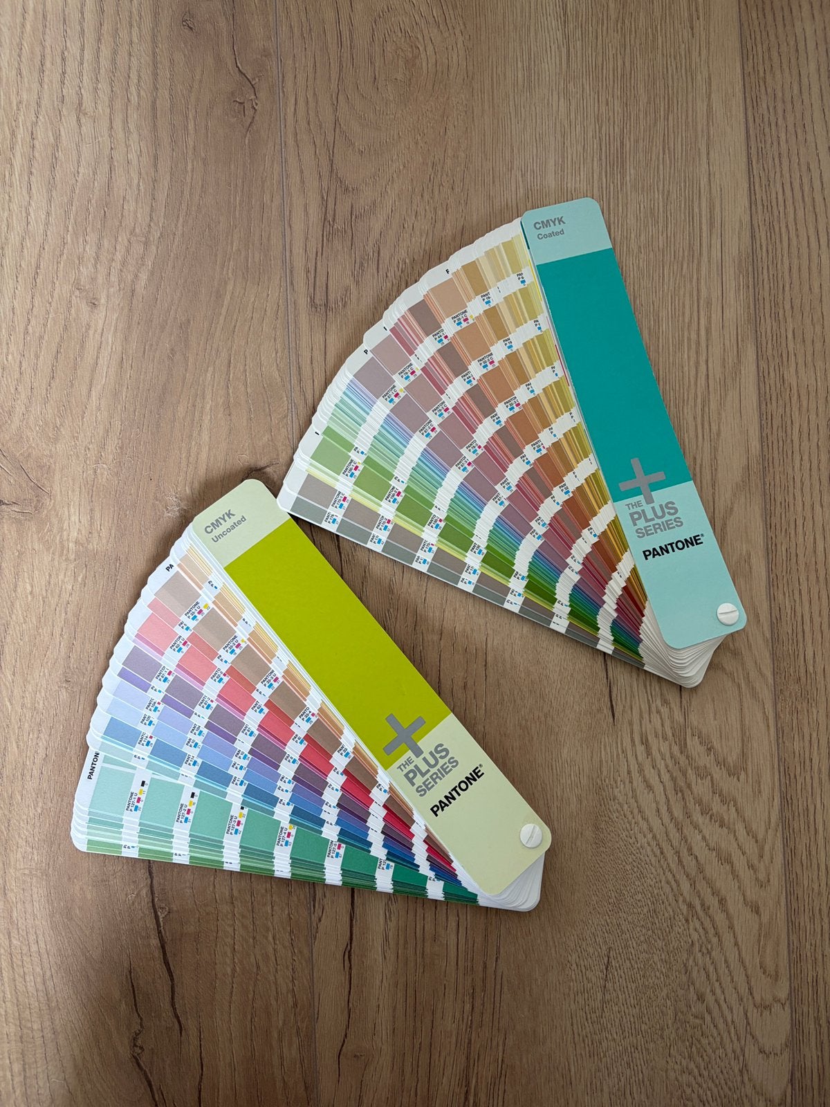 Pantone kleurwaaiers CMYK the plus series, Ophalen of Verzenden, Zo goed als nieuw, Overige onderwerpen