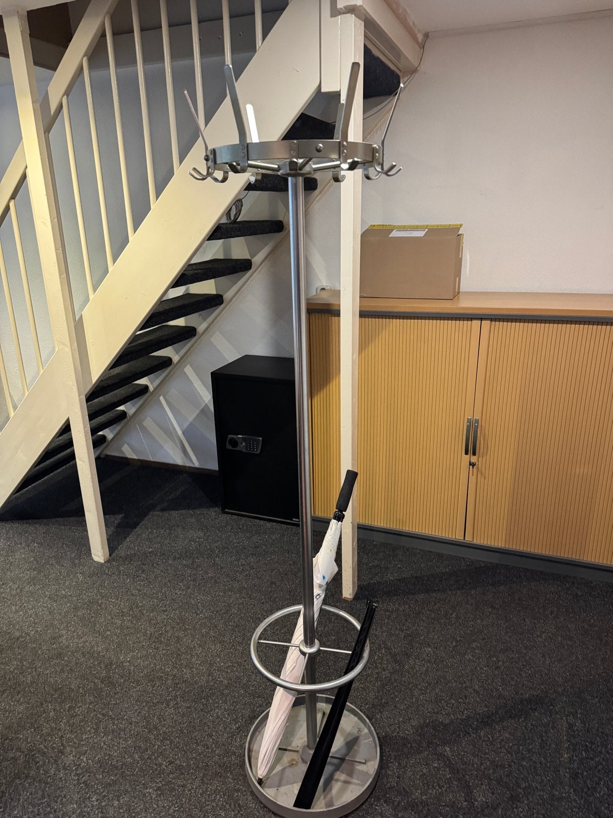 Metalen vintage staande kapstok met paraplubak twv €300, Ophalen, Gebruikt, Metaal, Staande kapstok