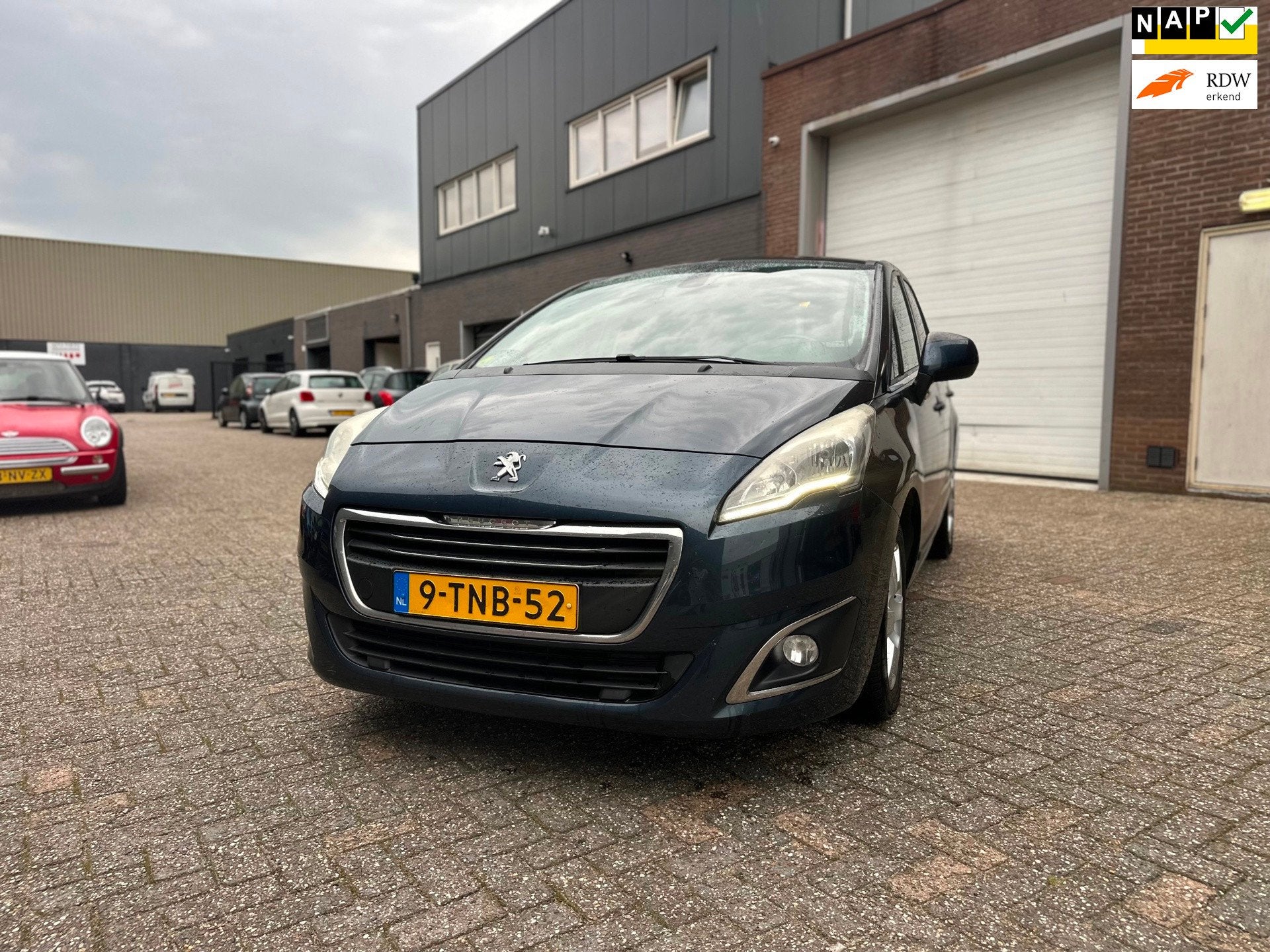 Peugeot 5008 1.6 e-HDi Blue Lease 5p Aut. Clima Cruise Navi, Auto's, Stof, Gebruikt, Zwart, 4 cilinders
