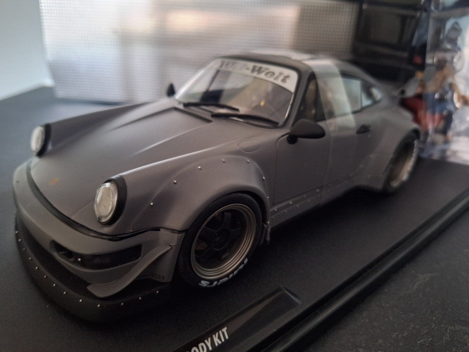 Porsche 911 (964) RWB Bodykit + Figuur Schaal 1:18, Hobby en Vrije tijd, Modelauto's | 1:18, Solido, Auto, Solido, Nieuw