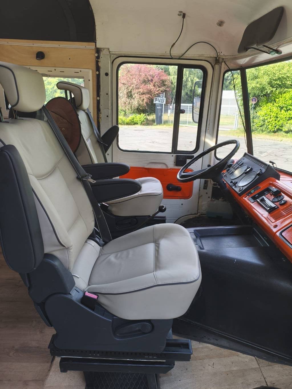 2 leren Stoelen zelfbouw Oldtimer Mercedes,Camper,Cabine,Bus, Ophalen, Gebruikt, Triumph