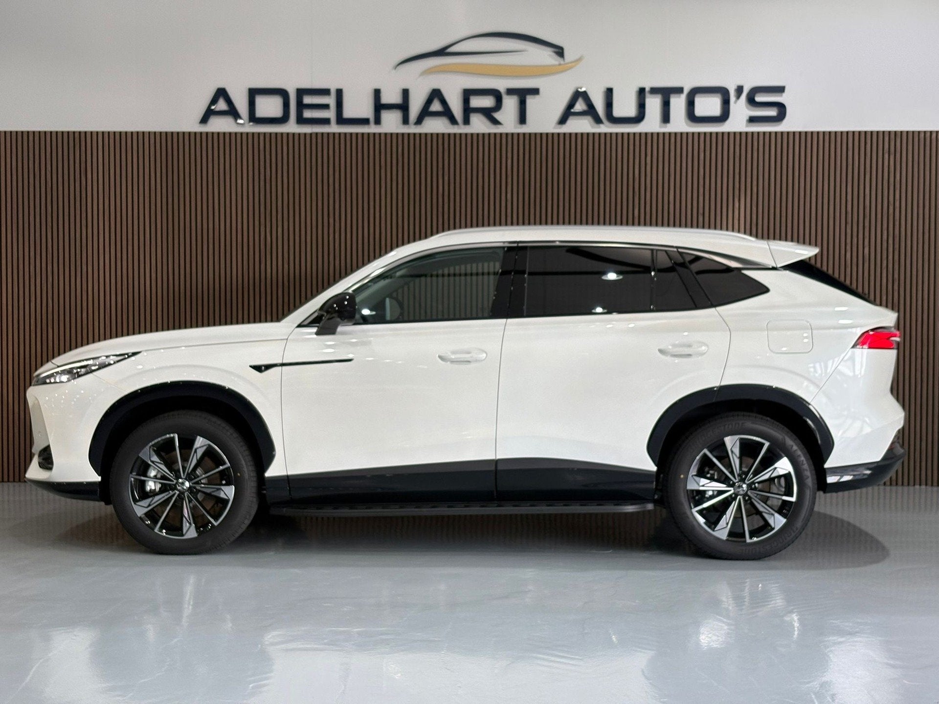 MG MG EHS PHEV 1.5 Luxury PHEV 272 PK Automaat / Navigatie f, Zwart, 4 cilinders, Wit, Nieuw