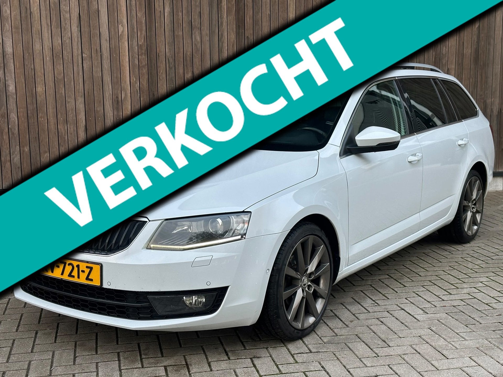 Skoda Octavia Combi 1.6 TDI | PANO| XENON | FULL OPTIONS |, Auto's, Gebruikt, Euro 6, 4 cilinders, Leder en Stof
