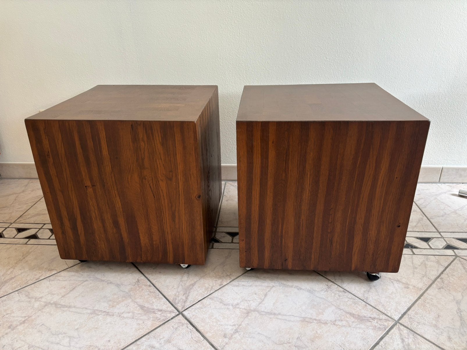 2 vierkante houten (bijzet)tafeltjes op wielen, Minder dan 55 cm, Gebruikt, Vierkant, Hout