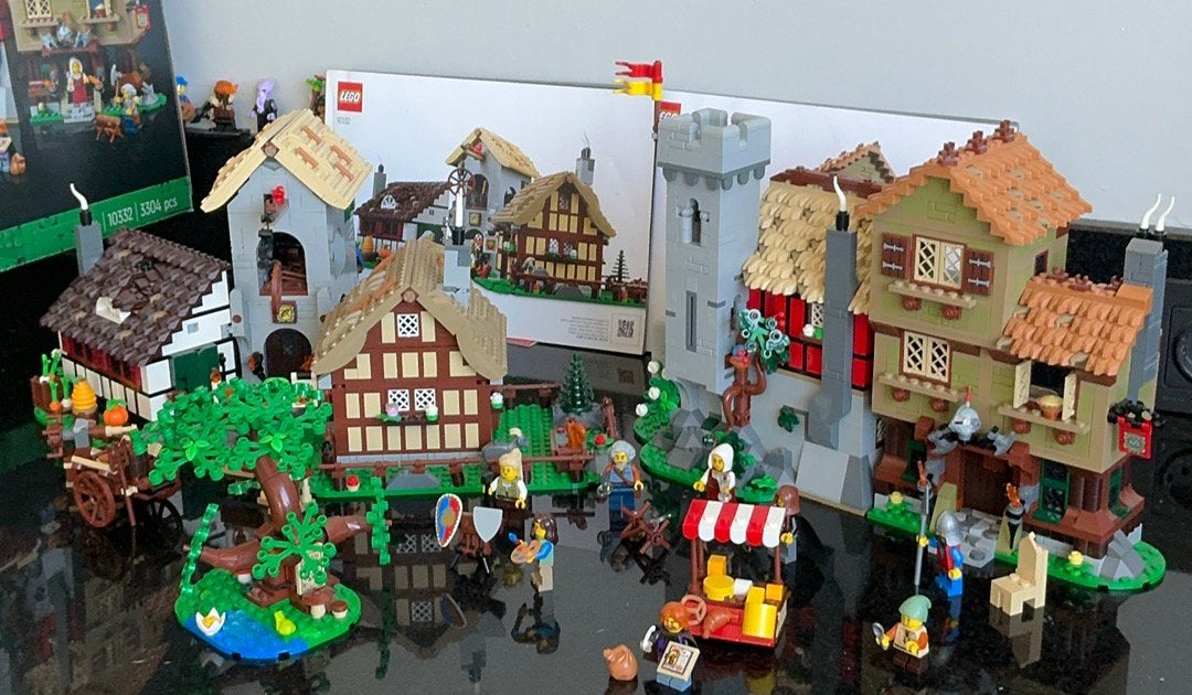 LEGO Icons Middeleeuws stadsplein - 10332., Ophalen, Zo goed als nieuw