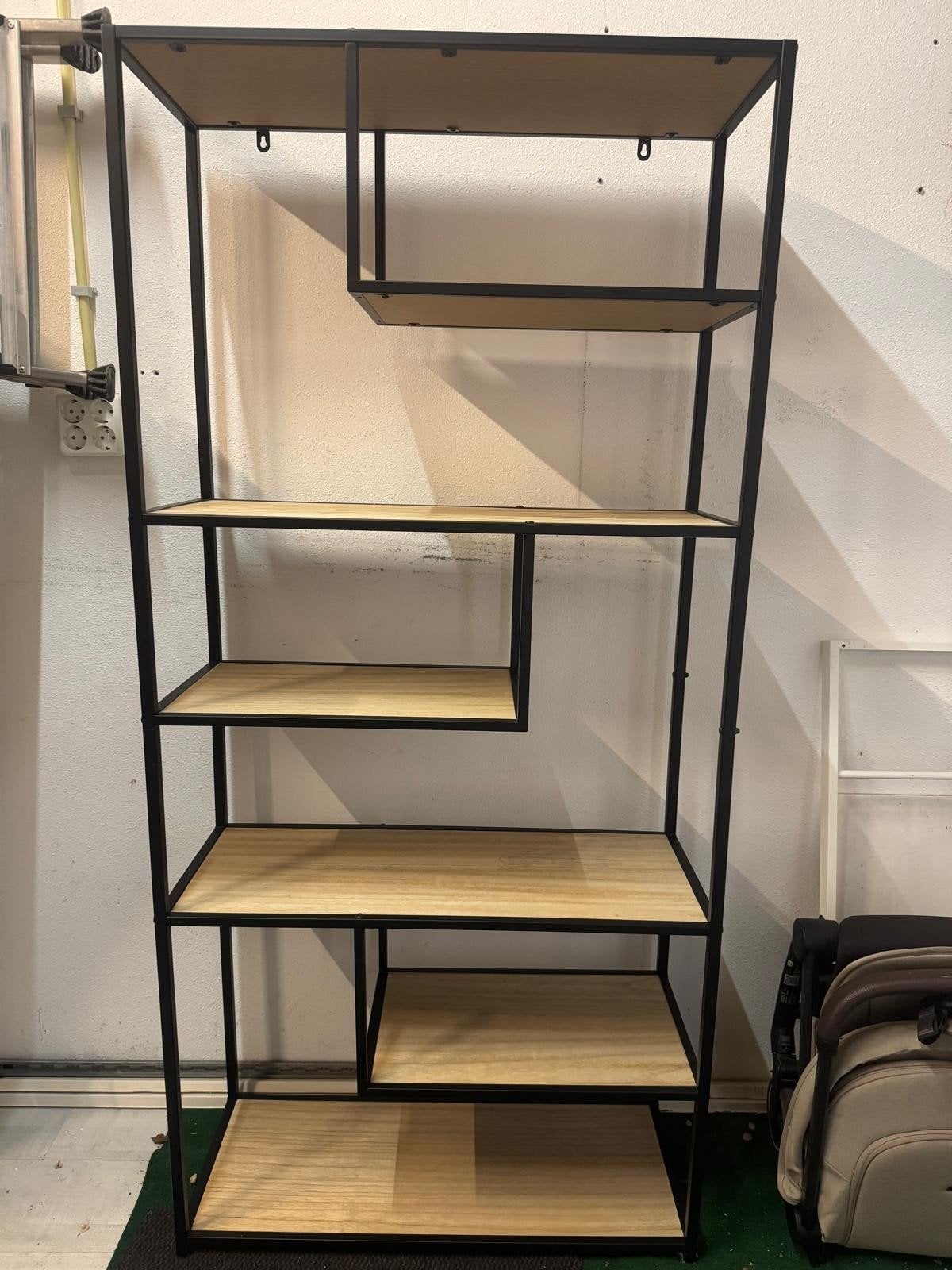 Vakkenkast met Zwart Metalen Frame en Houten Planken, Met plank(en), Modern, Industrieel, 50 tot 100 cm, Zo goed als nieuw