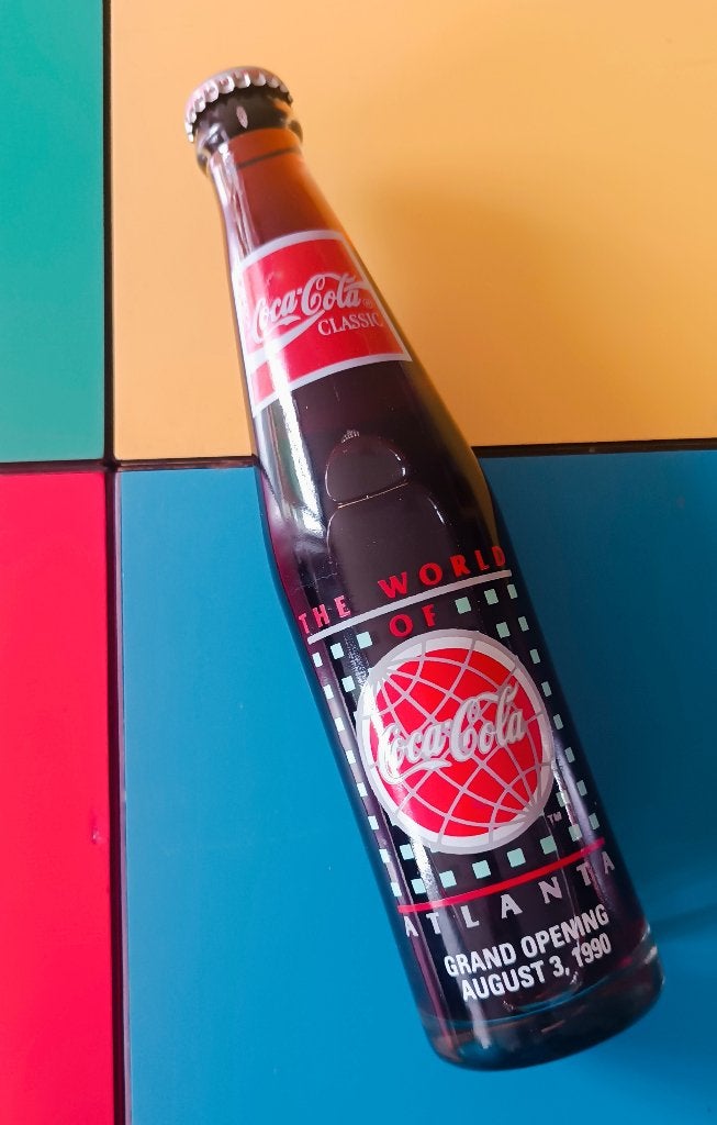 Coca-Cola World of Coca-Cola Atlanta 1990 – ongeopend flesje, Ophalen of Verzenden, Zo goed als nieuw, Gebruiksvoorwerp